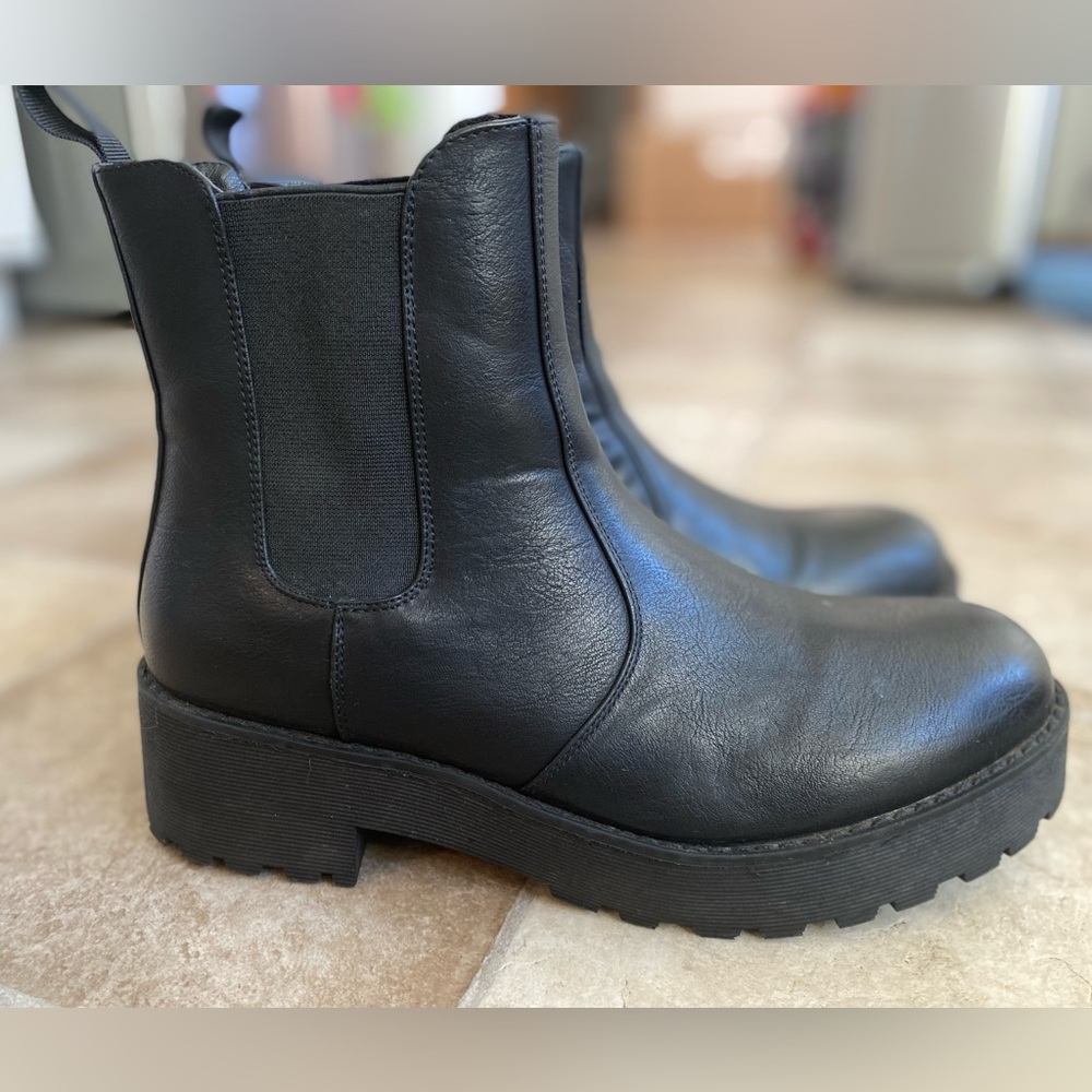 Dirty Laundry Chelsea Boots